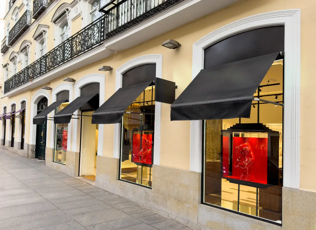 Façade vitrine de magasin en aluminium sur mesure à Saorge